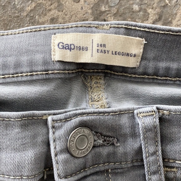 Gap 1969 easy leggings skinny jeans, color gray size 26R (regular length) EUC - Picture 3 of 3